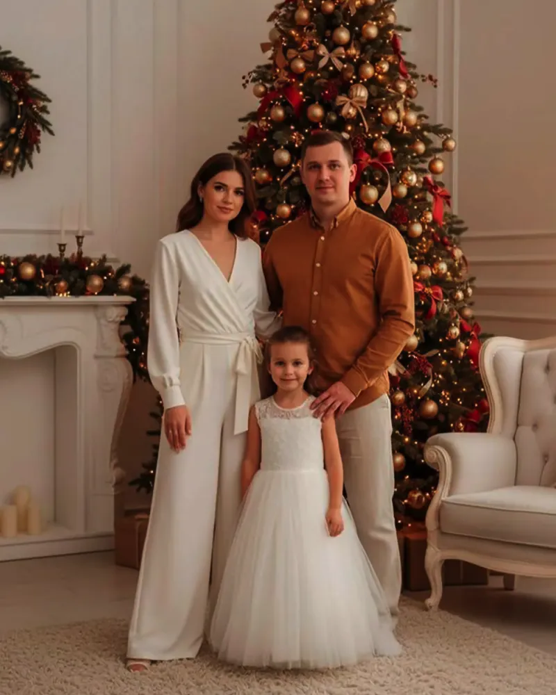 Семья из трёх в светлой студии, ёлка в золоте