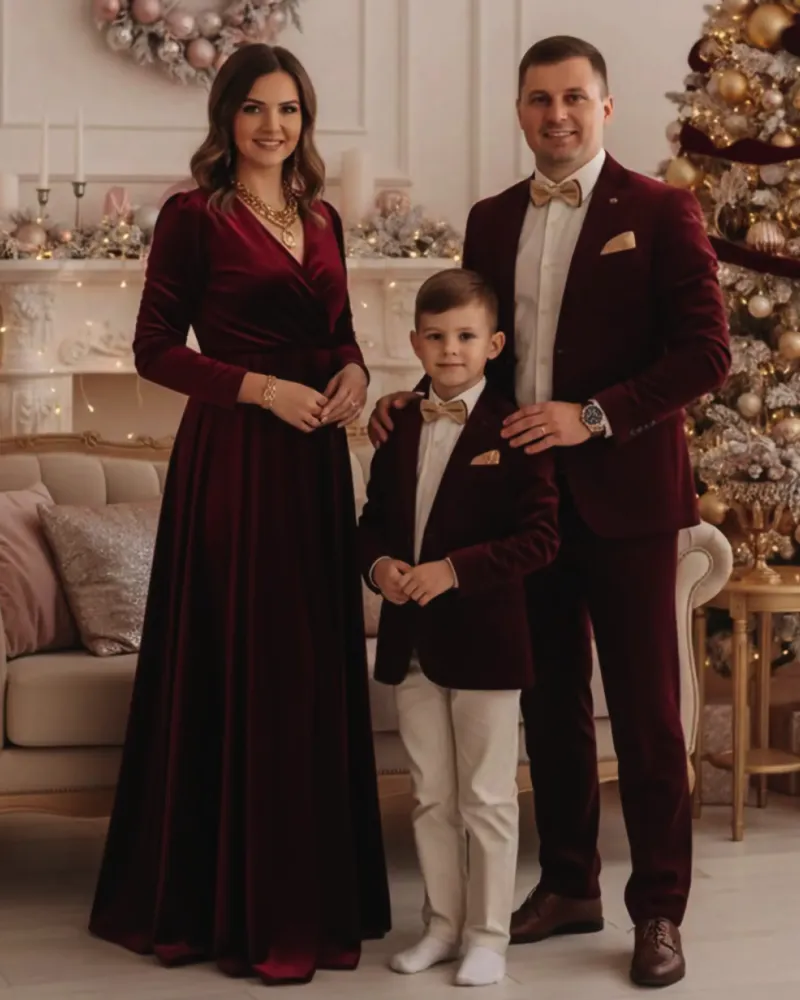 Семья в бордовых бархатных образах, новогодний декор