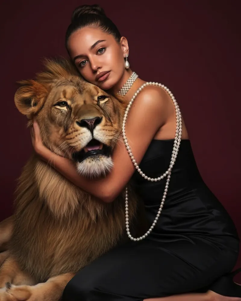 Женщина в чёрном платье с ожерельем и львом, концептуальный fashion-портрет